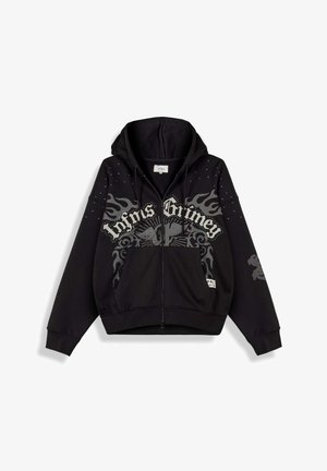 Czarna bluza z kapturem na zamek, z grafiką płomienia i czaszki z skrzydłami, napisem "Infinits Grimey" oraz małym wzorem płomienia na lewym rękawie.