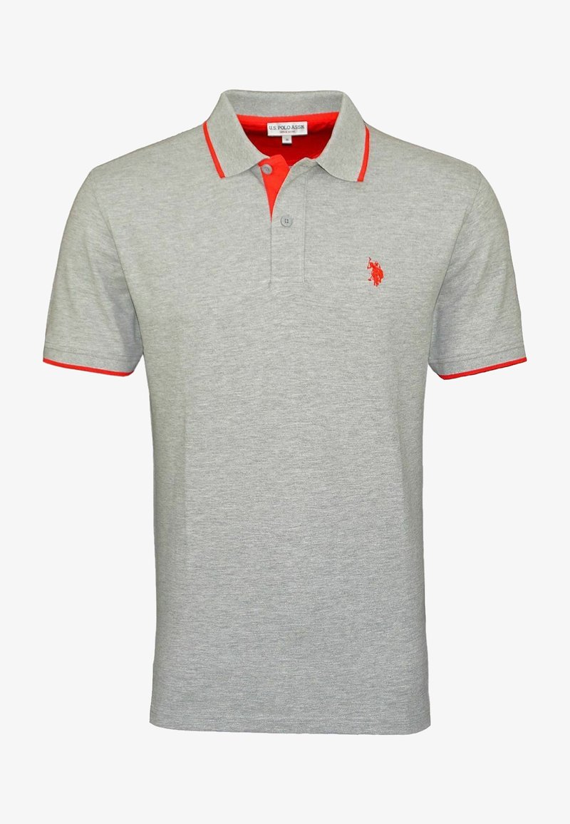 Polo gris à manches courtes avec bordure rouge sur le col et les manches, patte de boutonnage à deux boutons, et petit logo rouge brodé sur la poitrine.