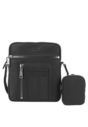 Borsa a tracolla nera in sintetico con chiusure a zip, tasche frontali e una pochette per monete attaccata. Texture liscia, forma rettangolare, branding minimale.