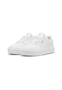 Sneaker bianchi con una tomaia in pelle liscia e texturizzata, punta tonda, collo imbottito e suola in gomma spessa. Presentano una semplice cucitura e dettagli con logo.