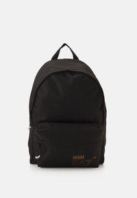 Rucsac din material textil negru, cu o formă rotunjită, buzunar frontal cu fermoar și un logo. Prezintă cusături rezistente și un mâner superior pentru transport.