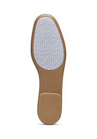 Suola di una scarpa realizzata in gomma, con un bordo esterno color testa di moro e una superficie bianca testurizzata con un motivo di testo ripetuto all'interno.