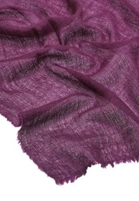 Fioletowa tkanina o luźnym splocie i fakturze, z postrzępionymi brzegami, miękka i lekka w wyglądzie. Idealna na szaliki lub chusty.