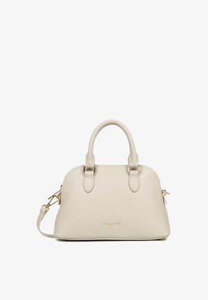 Sac à main en cuir beige à texture granuleuse, de forme arrondie, avec deux poignées supérieures, une bandoulière amovible et des accessoires en doré. Logo Lancaster Paris embossé sur le devant.