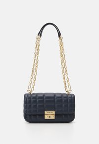 Bolso de mano de cuero navy acolchado con una correa de cadena dorada y forma rectangular. Presenta un cierre dorado con el nombre de la marca exhibido.