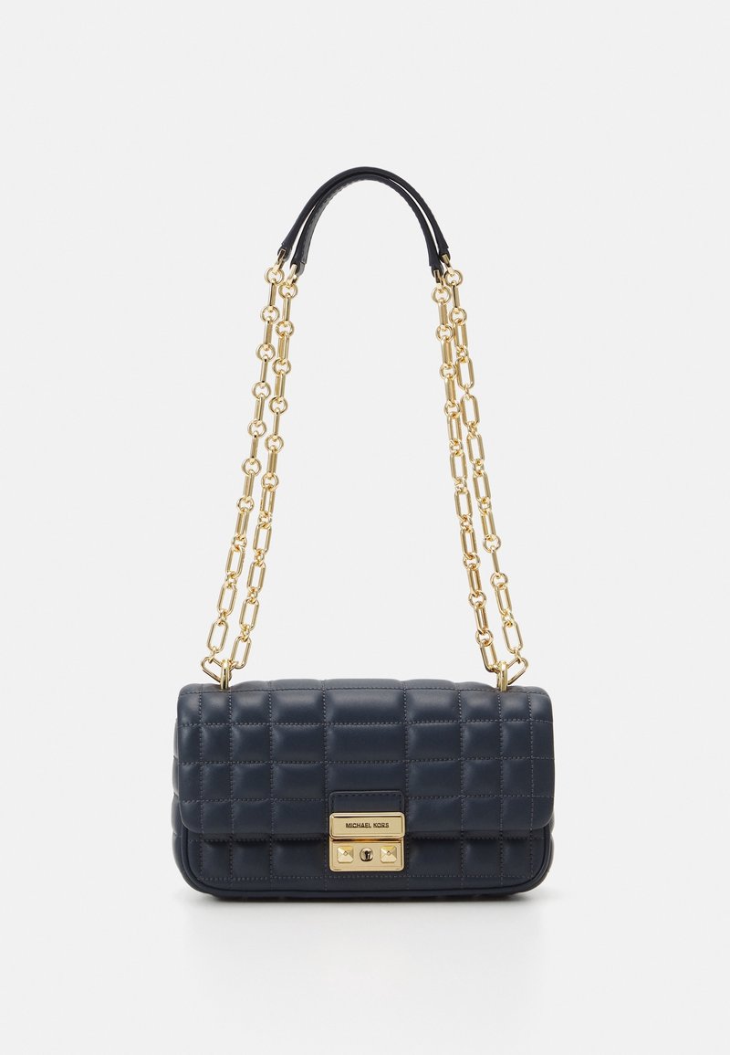 Bolso de mano de cuero navy acolchado con una correa de cadena dorada y forma rectangular. Presenta un cierre dorado con el nombre de la marca exhibido.