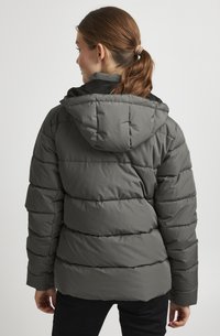 Šedá péřová bunda s kapucí, s horizontálně prošívanými detaily a hladkou texturou. Kapuce je jemně obrysová; teplý a izolační design.