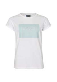 Weißes Baumwoll-T-Shirt mit umgeschlagenen kurzen Ärmeln und einem hellblauen rechteckigen Logo, das "NASSAU BEACH CLUB Ibiza" liest.