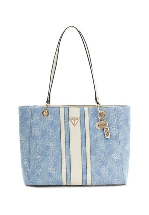 Hellblaue Denim-Tote-Bag mit weißen vertikalen Streifen, doppelten Schultergurten und Metall-Guess-Logo-Anhängern an einer Seite.