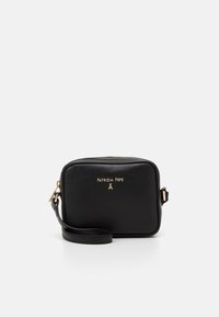 Černá kožená crossbody taška s texturovaným povrchem, zlatým logem na přední straně, zipovým uzávěrem a nastavitelným popruhem. Čtvercový tvar, kompaktní velikost.