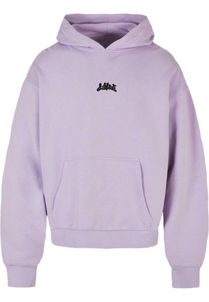 Fialová mikina s kapucí, s přední kapsou, dlouhými rukávy a černým logem na hrudi. Vyrobena z měkkého bavlněného materiálu s žebrovanými manžetami a lemem.