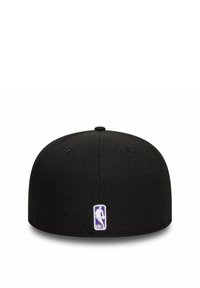 Gorra de béisbol negra ajustada con una textura suave. Presenta un logo de la NBA bordado en blanco y púrpura en el lado. Corona redondeada.
