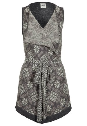 Veste sans manches en tricot avec des motifs géométriques gris et crème ainsi que des flocons de neige, col large à revers et ceinture tressée attachée à la taille.