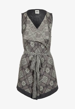 Veste sans manches en tricot avec des motifs géométriques gris et crème ainsi que des flocons de neige, col large à revers et ceinture tressée attachée à la taille.