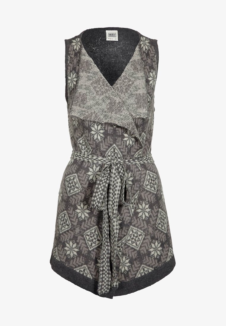 Veste sans manches en tricot avec des motifs géométriques gris et crème ainsi que des flocons de neige, col large à revers et ceinture tressée attachée à la taille.