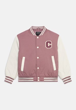 Mauve in bela varsity jakna z črtastim ovratnikom, manšetami, spodnjim robom, pritisnimi gumbi, sprednjimi žepi in obližem s črko »C« na prsih.