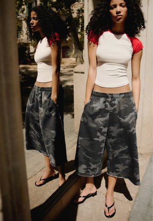 Bershka, PLUSH WITH PRINT - BERMUDA SHORTS - A-linjainen hame - dark grey