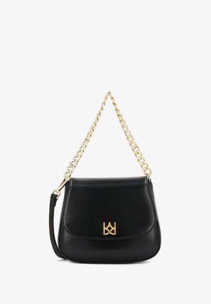 Melna ādas roka soma ar izliekta formu, ar zelta ķēdes siksniņu un zelta logotipu priekšpusē. Gluda tekstūra.