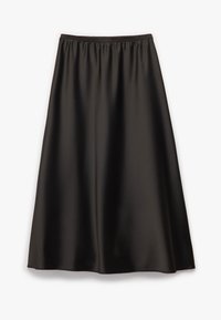 Sort satin nederdel med en glat tekstur, elastisk talje og A-formet snit, der har en knælang design og ingen synlige mønstre.