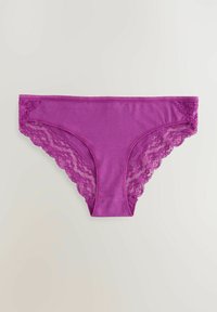 Lila trosor med spetskant som har en mjuk bomullskropp, scallopade kanter och sömlös design för komfort och passform.