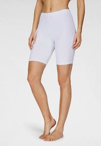 Białe, sięgające do kolan spodenki wykonane z elastycznego, gładkiego materiału z elastycznym pasem, zaprojektowane z myślą o komforcie i swobodzie ruchów.