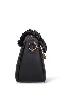 Borsa a mano in pelle nera con design strutturato, manico intrecciato, anello in metallo color oro e texture liscia.