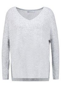 Hellgrauer Strickpullover mit weitem V-Ausschnitt, langen Ärmeln und seitlichen Schlitzen. Der Stoff hat ein weiches, strukturiertes Aussehen.