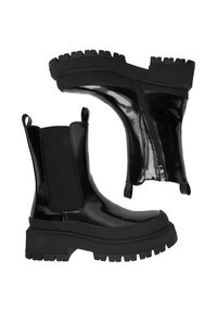 Czarne lakierowane botki na kostkę z grubą, teksturowaną podeszwą, elastycznymi panelami bocznymi i zamkiem błyskawicznym z boku, zapewniającym łatwy dostęp.