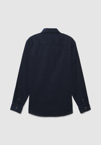 Maglietta a maniche lunghe blu navy realizzata in tessuto morbido, con colletto a risvolto e polsini con bottoni, orlo curvo e senza motivi visibili.