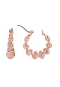 Boucles d'oreilles en or rose avec un design torsadé. L'une est de style pendentif, et l'autre est un anneau avec une forme ondulée et sculpturale. Texture lisse.