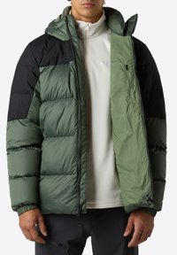 Fodrad jacka med huva, med en olivgrön och svart färgblockdesign, dragkedjestängning och elastiska ärmslut för extra värme.