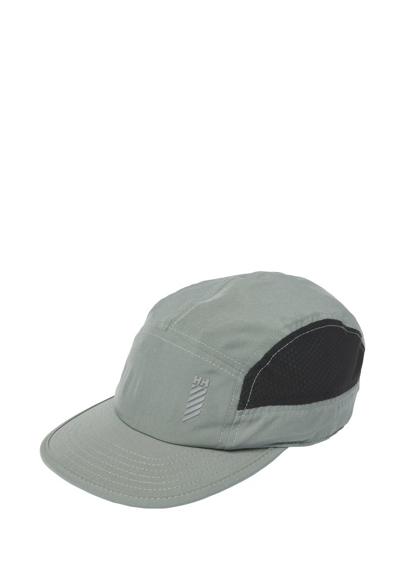 Gorra gris con una corona estructurada, visera corta, paneles laterales de malla y un logo en la parte frontal. Presenta acentos negros en contraste.
