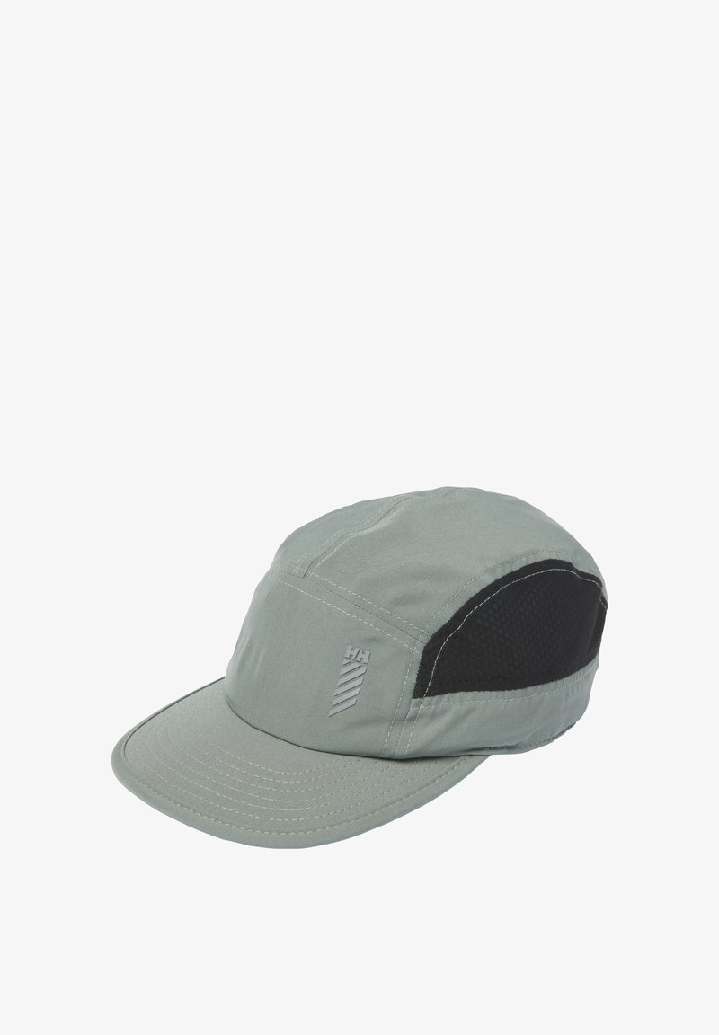 Gorra gris con una corona estructurada, visera corta, paneles laterales de malla y un logo en la parte frontal. Presenta acentos negros en contraste.