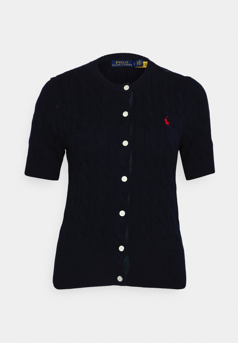 Cardigan bleu marine à manches courtes en tissu tricoté en câble, avec un col rond, six boutons blancs et un petit logo rouge sur la poitrine.
