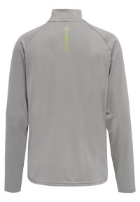 Maglione grigio chiaro a maniche lunghe con colletto alto, texture liscia e dettagli di branding verde sul retro. Design atletico con maniche raglan.