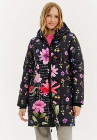 Černá péřová bunda s barevnými květinovými vzory a nápisy. Má kapuci, zapínání na zip a žebrované manžety.