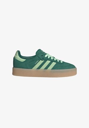Zapatillas de ante verde con acentos de menta, tres rayas blancas y una suela de goma texturizada. Acabado suave en la lengüeta y el detalle del talón.