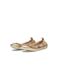 Ballerines métalliques dorées avec une ouverture élastiquée douce, détail de nœud à l'avant, et une surface lisse et texturée. Semelles plates pour plus de confort.