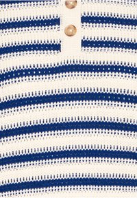 Tissu tricoté blanc avec des rayures horizontales bleu marine et deux boutons beiges au centre en haut.