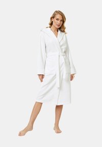 Accappatoio bianco in cotone con cappuccio, maniche lunghe, cintura in vita e tasche laterali; morbida texture con dettagli di cucitura delicati.