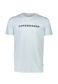 Vaaleansininen puuvillapaita lyhyillä hihoilla, jossa on näyttävä musta "COPENHAGEN" -teksti ja hienovarainen valkoinen "LINDENBERGH" -korostus.