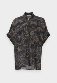 Schwarz kurzärmeliges Hemd mit floralem Muster in Weiß und Orange. Leichter Stoff, Knopfverschluss am Kragen, lockere Passform.