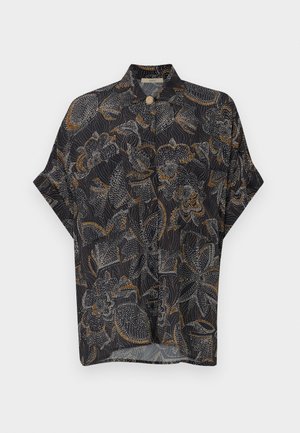 Camisa negra de manga corta con un patrón floral en blanco y naranja. Tela ligera, cierre de botón en el cuello, ajuste relajado.