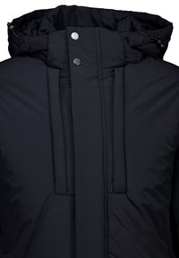 Mustapadding takki, jossa on korkea kaulus. Takissa on kaksi pystysuuntaista vetoketjullista taskua, nepparit ja säädettävä nyöri hupussa.