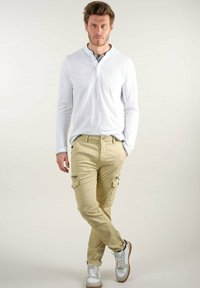 Deeluxe Original DANAKIL - Pantalon cargo - sahara