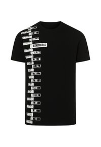 T-shirt in cotone nero con maniche corte, caratterizzata da un design grafico a strisce bianche sul lato sinistro e il nome del marchio "Bikkembergs" sul petto.