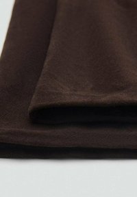 Tissu en molleton marron foncé, doux au toucher, soigneusement plié avec une texture lisse et sans motifs ni accents visibles.