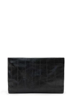 Borsa a pochette nera in pelle rettangolare con sottili linee verticali testurizzate, esposta su uno sfondo bianco.