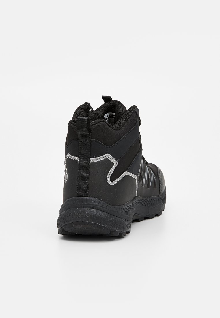 Scarponi da trekking neri con suola in gomma texturizzata, collarino imbottito e dettagli riflettenti. Design leggero con materiali sintetici resistenti.