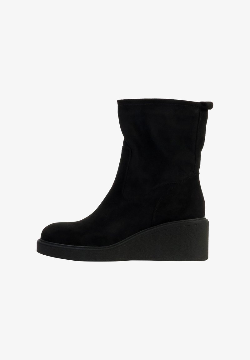 Botte compensée mi-mollet en daim noir avec bout arrondi et languette à l'arrière, vue de profil sur fond blanc.